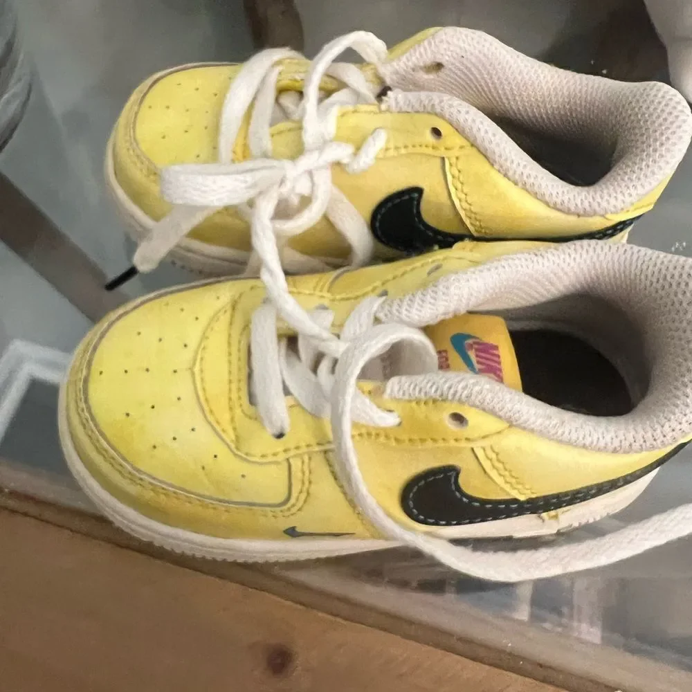 Nike Kids Yellow smiley face AF1 kids Sneakers. Size 6c